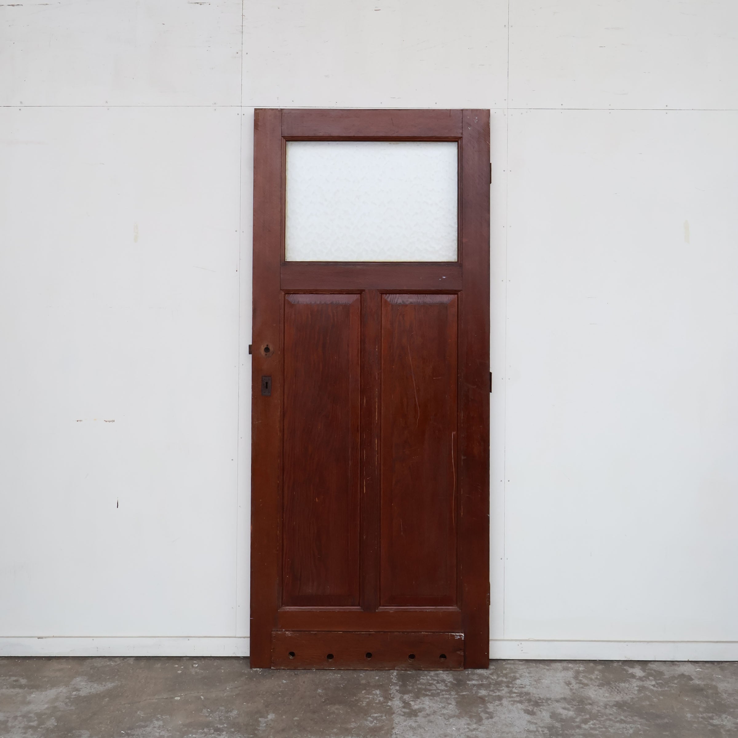 小ぶりなガラスドア