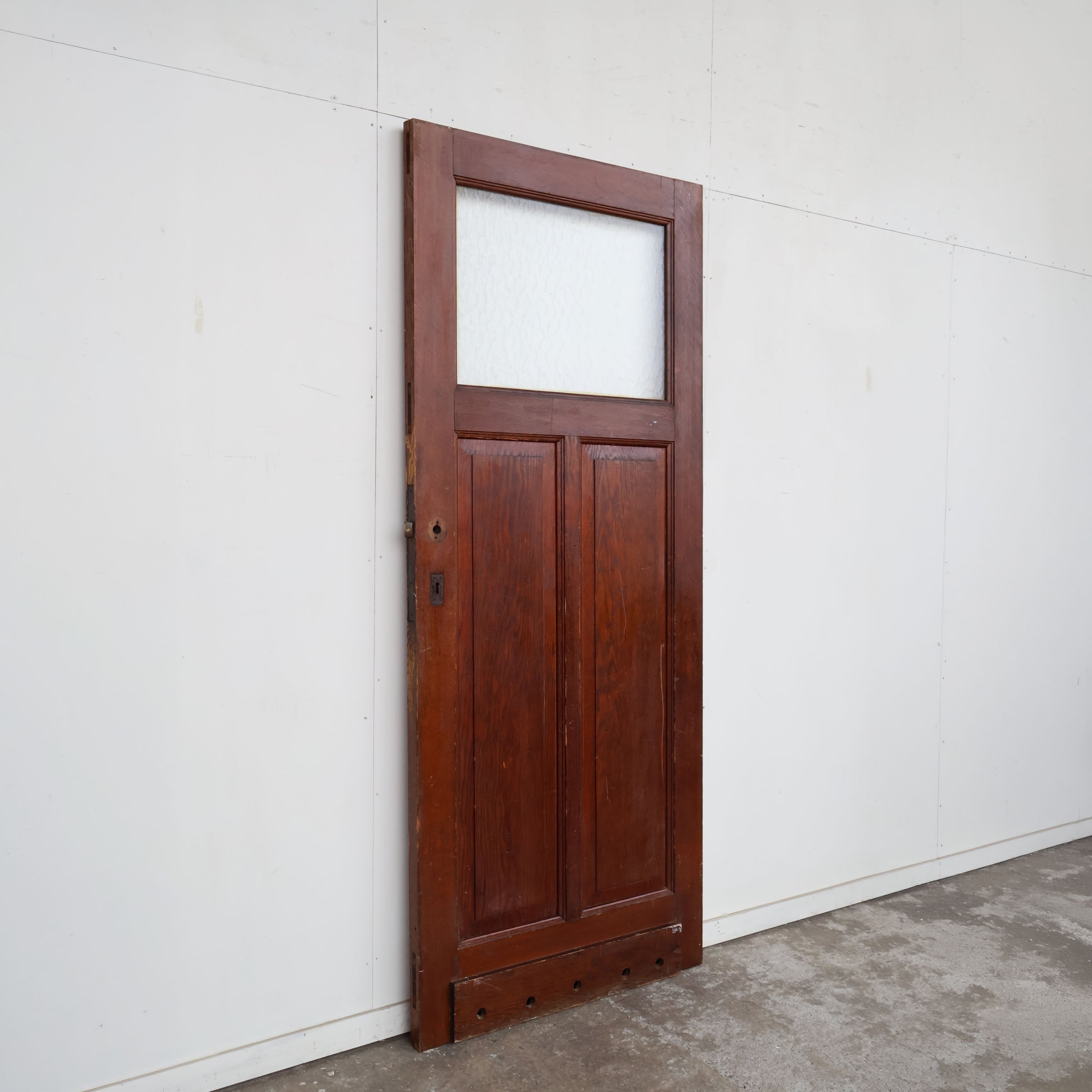 小ぶりなガラスドア