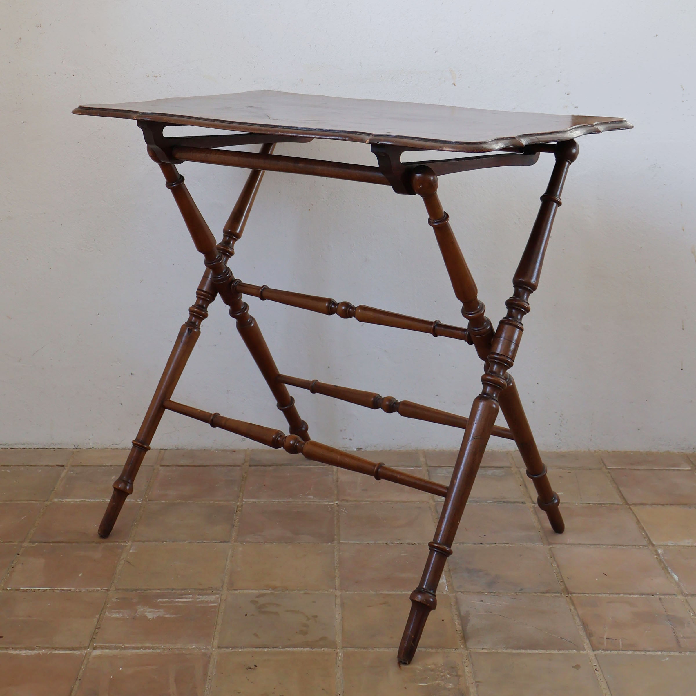 フォールディングテーブル