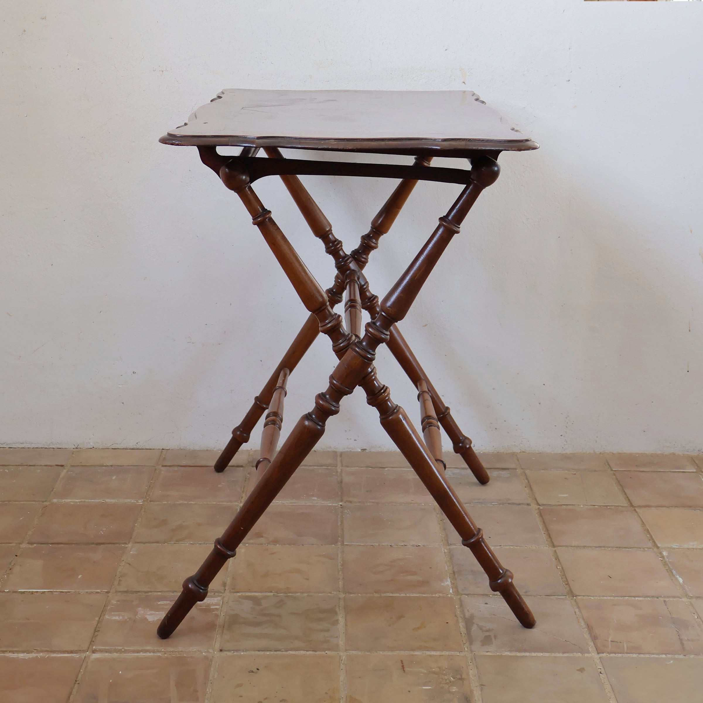 フォールディングテーブル